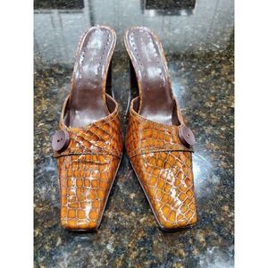 Tabita Womens Brown Leather Upper Closed Toe Casual Heel Shoes Size 9M